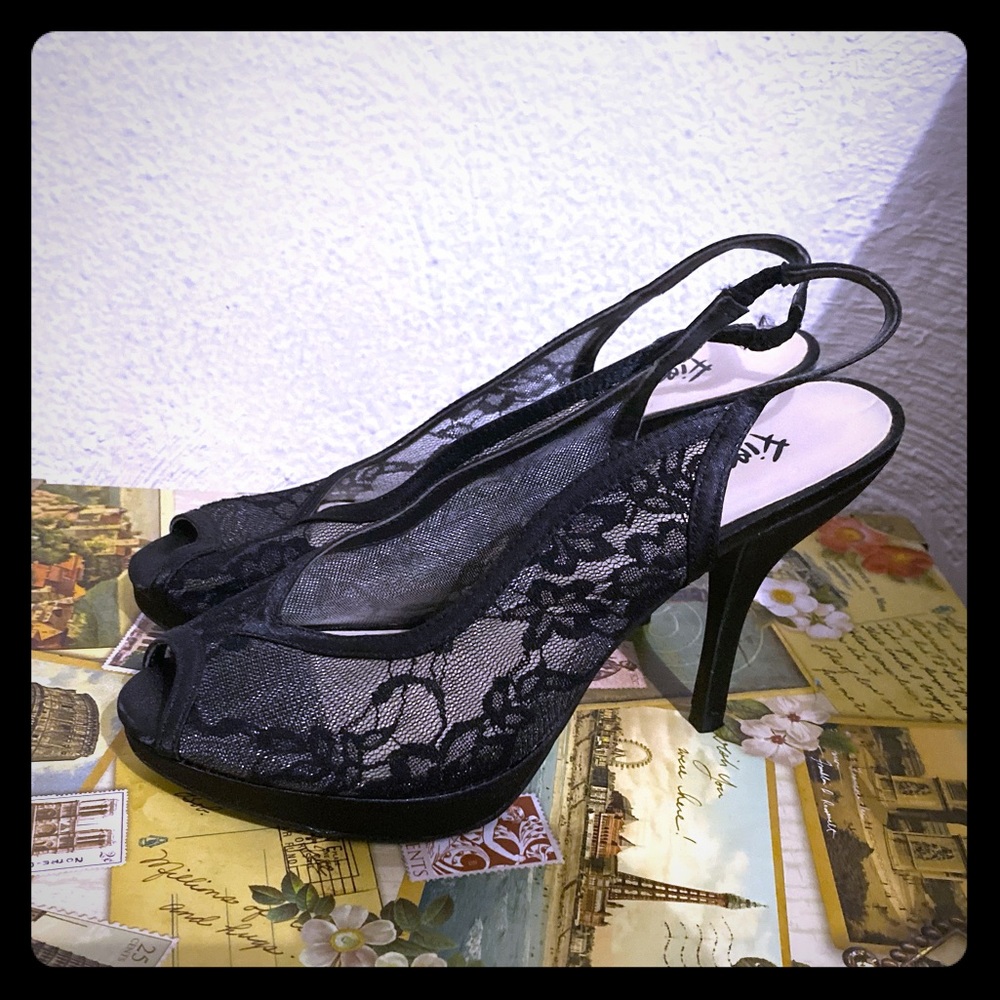 NWOT FIONI LACE PEEP TOE HEELS